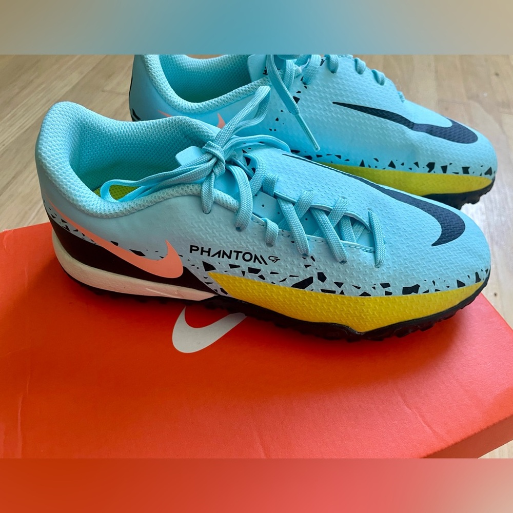 Nike youth indoor soccer cleats size 1Y- new